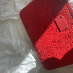 Datorfodral från Marc Jacobs  - Datorfodral den Marc Jacobs i fint skick! (lägger ut igen pga oseriös köpare)
