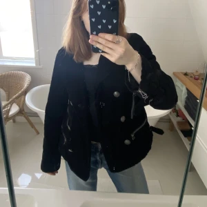 Kort kappa - Unik kappa från kappahl köpt second hand💕tyget är svart manchester med snygga silverdetaljer och spännen🫶🏼perfekta vårjackan!!!