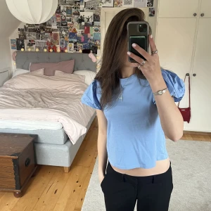 Blus - Supersöt tröja med puffärmar!