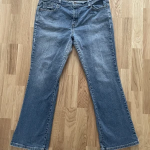 Lågmidjade vintage Levis ”Bootcut” 515  - Lågmidjade vintage 515 ”Bootcuts”, skönt material och en perfekt Wash. Kvinno Modell men funkar för män också! 