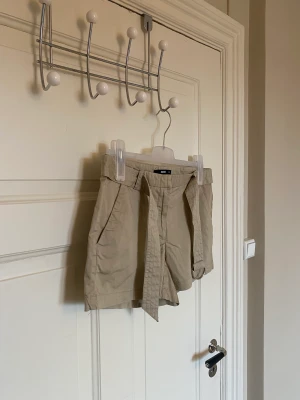 Shorts från Bikbok  - Säljer dessa snygga shortsen från Bikbok. Storlek M. I fint skick. Bälte medföljer. 