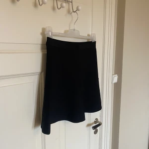 Kjol från Zara - Säljer denna fina kjolen från Zara. I fint skick. Lite tjockare material. Storlek S. Det är Zara Knit. Med resårband. 