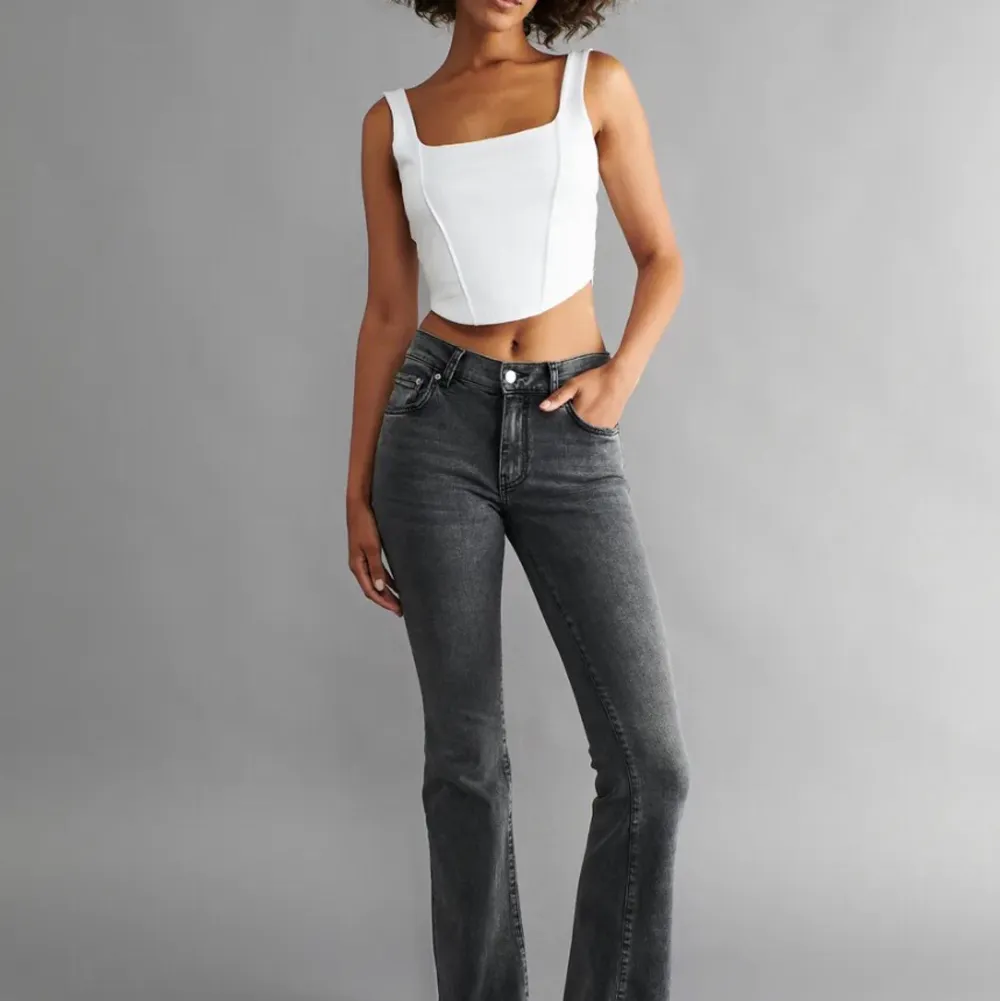 Säljer mina low waist jeans från Gina Tricot🤍 knappt använda så dom är i väldigt bra skick! storlek 36🤍. Jeans & Byxor.