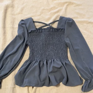 Söt ruffel tröja  - En så söt tröja med ruffles i ljusblått. Tröjan är i bra skick och utan några fläckar. Väldigt fin dock inte min stil längre 