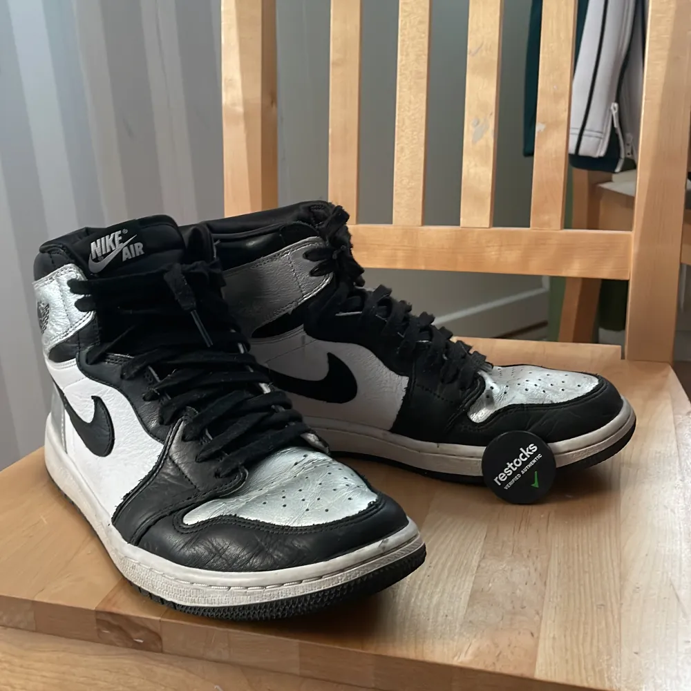 Ett par Air Jordan one skor som har använts. Är lite slitna (skriv för fler bilder) men skorna är fortfarande jätte coola och snygga. St 40,5W och är köpte från restock och är äkta. . Skor.