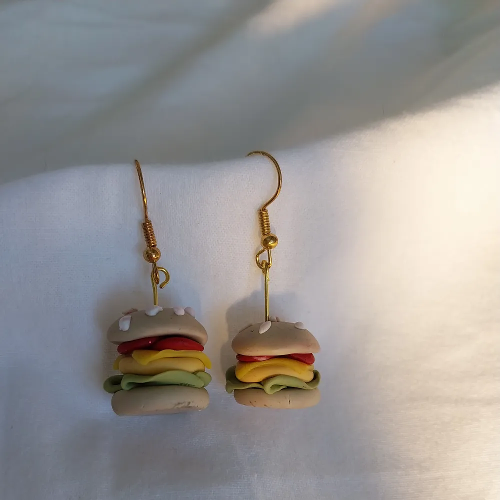 Har aldrig sett någon göra hamburger örhängen med vegetariskt kött lol🍔💗. Accessoarer.