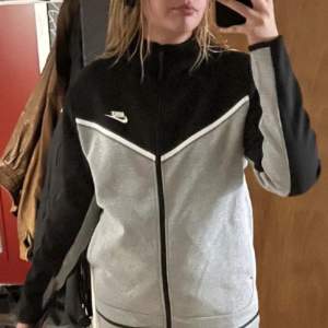 En helt oanvänd gråsvart Nike tech fleece hoodiefrån JDsports som jag aldrig har använt (provat 1 gång) Säljer då den inte har kommit till användning. Kontakta om du är intresserad, vill ha mer formation eller om du har några frågor😊Pris kan diskuteras💛