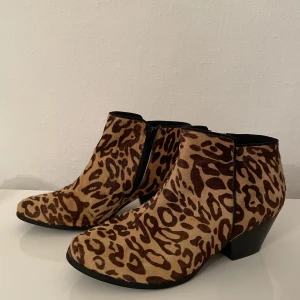 Stövletter K Cobler - Väldigt fin nätt stövlett, strl 36 från K Cobler. Äkta pälsskinn. Nypris: 1299kr. Tyvärr så har den inte kommit till så stor användning för mig och hoppas att den får en ny ägare. Se mina övriga aktioner! ❤️