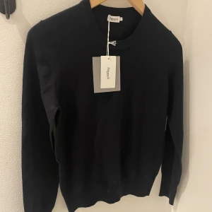 Filippa K Merino - Helt ny Filippa K Merino R-neck sweater. Färg Navy.