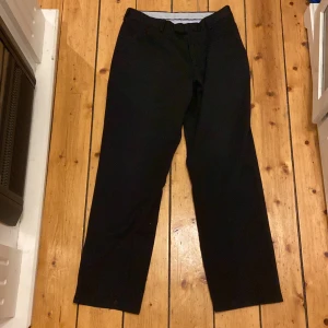 Kostymbyxor svarta - Köpa på secondhand. Köparen står för frakt 🚚 