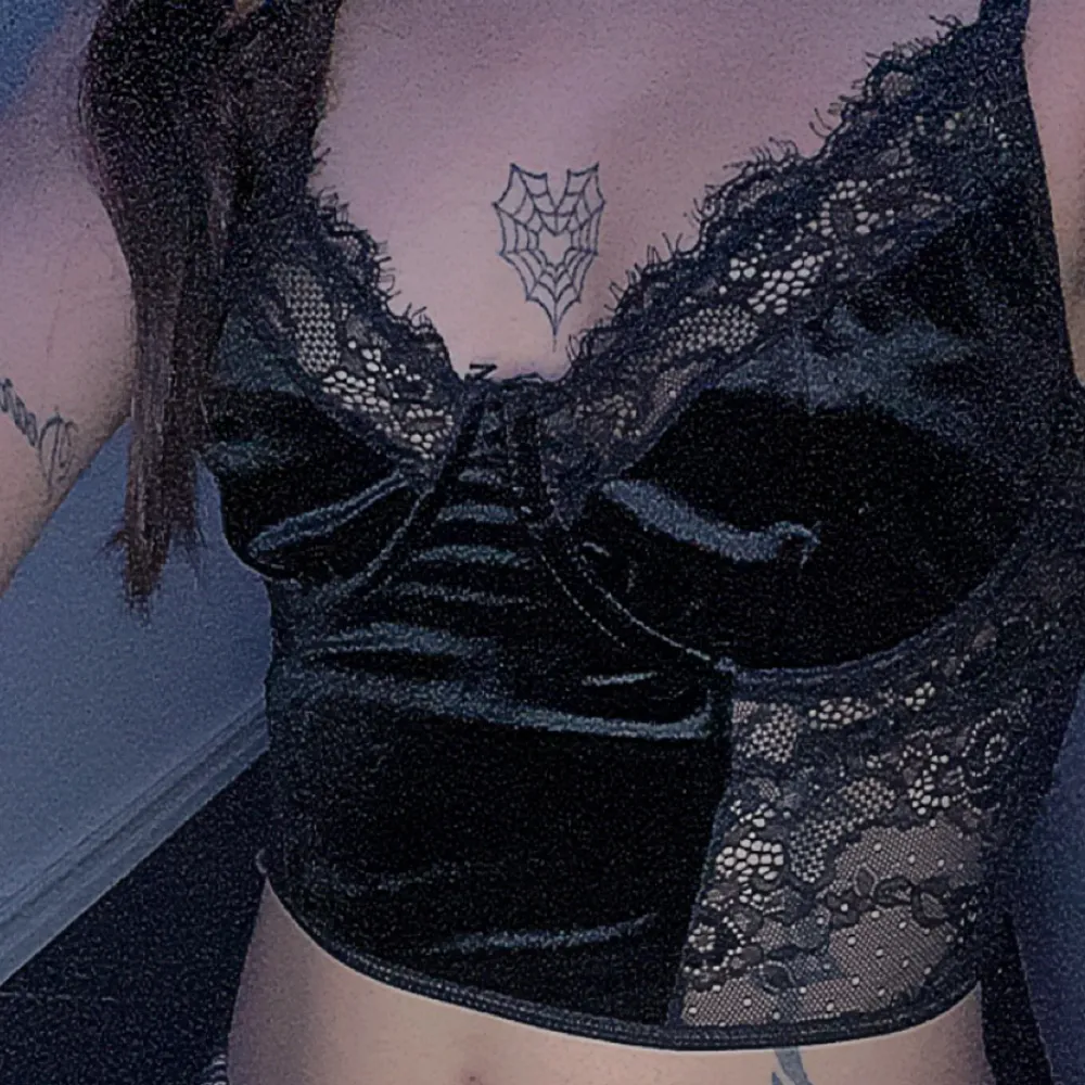 En svart sexig corset/bustier top som passar Xs/S skulle jag säga. Endast testad då jag inte tycker om hur den sitter på mig. . Toppar.
