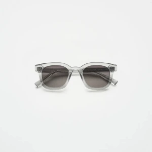 Chimi 02 - Ett par gråa chimi 02. Sitter perfekt och inga repor i glaset. Fick dem i julklapp och är knappt använda. Säljer nu för att jag vill köpa ett par andra chimis. 