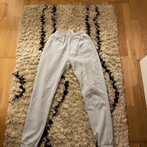 Mjukis byxor  - Säljer två par xs & xss , kommer ej till användning  50 kr st , 2 st= 110 kr