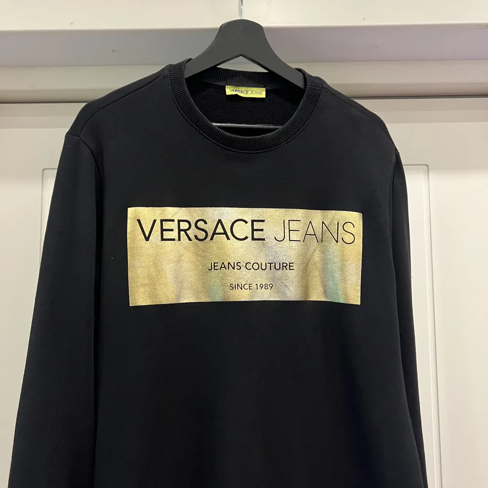Knappt använd Versace Jeans Sweatshirt I Storlek L. Haft på mig 2 gånger. Köpt i Johnells för 1899   Skick:10/10 . Hoodies.
