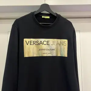 Knappt använd Versace Jeans Sweatshirt I Storlek L. Haft på mig 2 gånger. Köpt i Johnells för 1899   Skick:10/10 