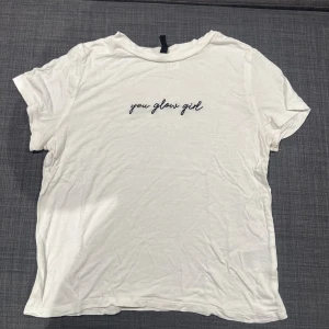 Vit T-shirt med tryck - T-shirt med text från H&M, aldrig använd. Storlek S.