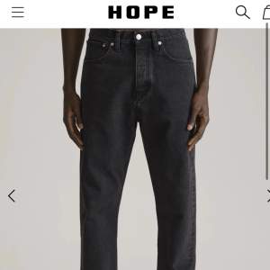 Nice grå/svarta HOPE unisex jeans!! Nyskick pga för stora och bra kvalitet!!👌🏼🖤nypris 1500kr (Som en medium/large byxa) GRATIS FRAKT