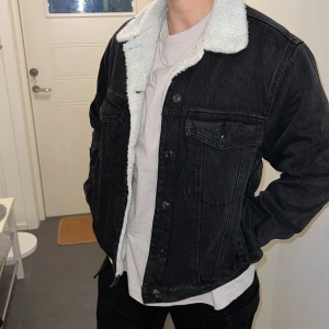 Fodrad jeansjacka  - Oanvänd jeansjacka med teddyfoder. Rensar ur min garderob inför våren 🌼. Kika och se om du ser något mer i min profil som du gillar så skickar jag med allt i samma paket! 🤩