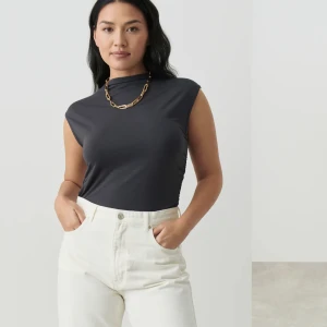 Gina tricot topp - Säljer denna topp från gina! Skriv för bilder och frågor. Lappen är kvar 😊Helt slutsåld på hemsidan! 