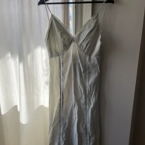 Maxiklänning  - Så himla fin långklänning från H&M, oanvänd med prislapparna kvar. Djup i ryggen och har så fina detaljer. Färgen är typ ljus beige/grå/grön. Den är tyvärr för stor för mig och därför säljer jag den vidare 💘