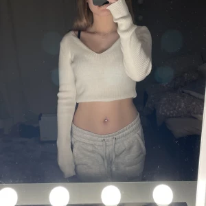 Vit tröja - Jätte snygg och skön croppad äkta bomulls tröja, inga defekter.