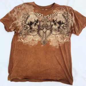 Affliction T-Shirt - en till fet asf affliction shirt 🤤😵 homie need cash so lettin go of it 😞🙏no noticeable flaws, lite sliten cause obv its old asf😹💯pris går diskuteras but no weird shit ty 😭‼️KÖPARE STÅR FÖR FRAKT‼️