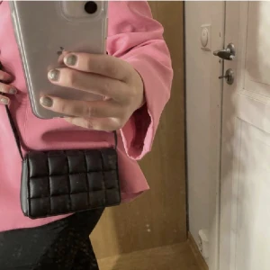 Väska  - Helt ny väska från hm. Perfekt till vardags eller till fest då den rymmer det allra viktigaste. 