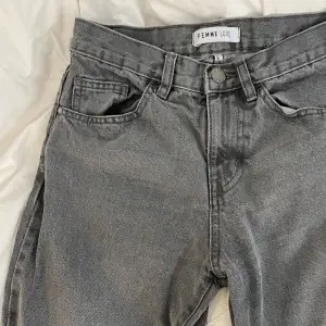 Trendiga grå jeans från Zalando med slits på bägge benen, som jag tyvärr växt ur. Strl 6 (ca XS) 💕💕tveka inte att höra av er om fler bilder osv. 