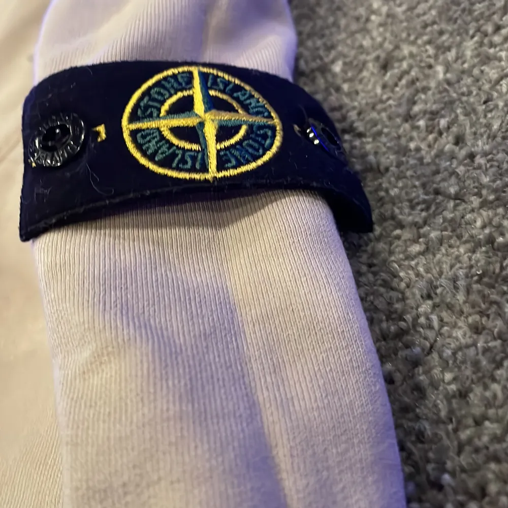 Säljer nu min Stone island Hoodie då den är för liten. Köptes i Sommras på NK i Stockholm. Cond 9/10 knappt använd. Vid frågor och för fler bilder skriv.☝️Pris kan diskuteras.. Hoodies.