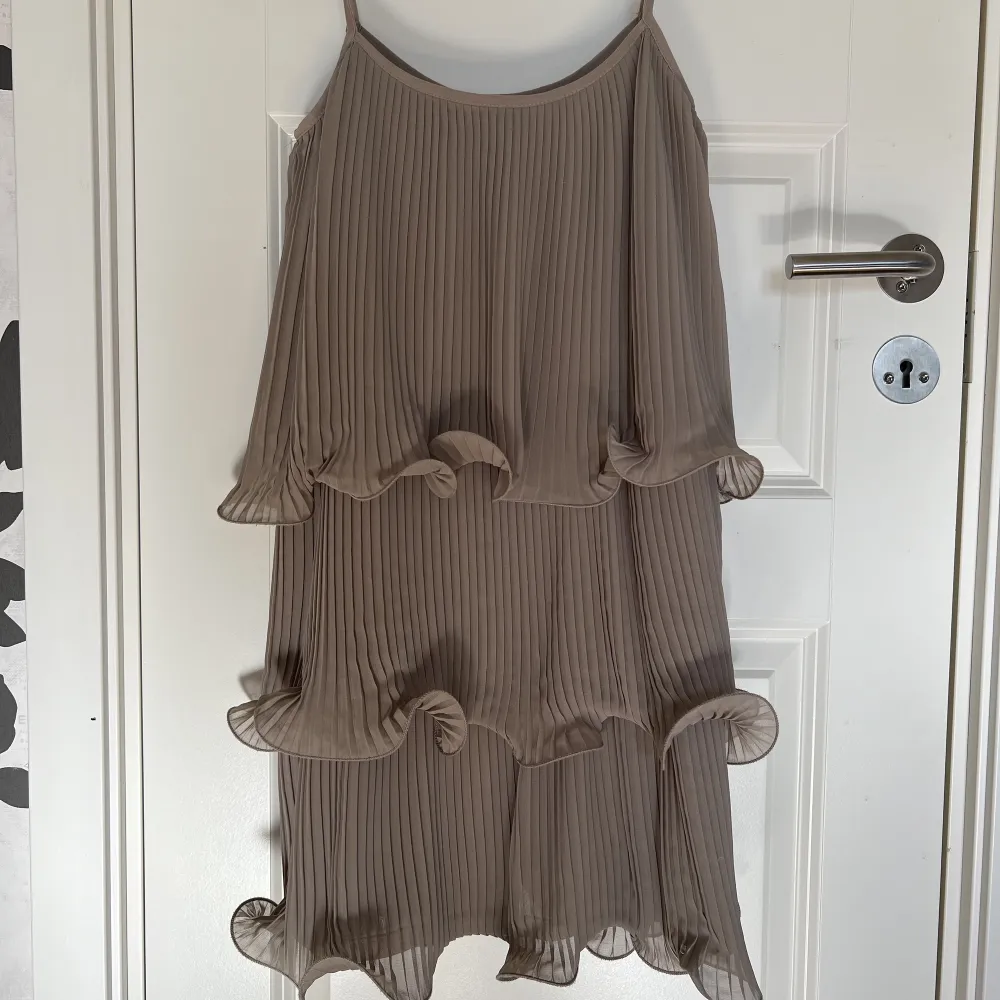 Superfinklänning från H&M. Pefekt till sommaren! Köpt på plick men har inte kommit till användning. (Lånad förstabild)💕. Klänningar.