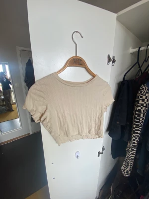 Topp - Ljusbeige topp från Even&Odd köpt på Zalando år 2020. Som det syns på bilden så har den blivit sne i tvätten. ❤️