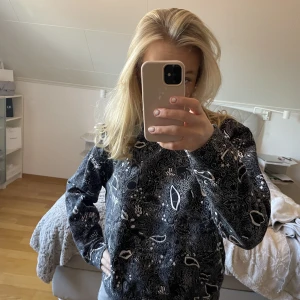 Cool sweatshirt 🖤 - Tryck gärna på ”KÖP NU”. Supercool sweatshirt från monki. Nästintill oanvänd så i superbra skick. 🖤 kontakta mig om du är intresserad ☺️