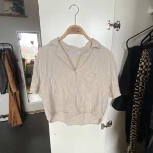 Beige blus - Ljusbeige kortärmad skjorta från Stradivarius, köpt på Zalando år 2020. Linneaktigt materal (20% linne). Strl: L men passar också oversized på S/M. Samfraktar gärna! ❤️