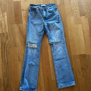 Zara jeans - Blåa jeans från zara, lite vidare ner till, använd ett par enstaka gånger, väldigt bra skick🌸