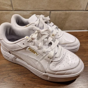 Puma sneakers storlek 38 - Puma sneakers i fint näst intill nyskick.