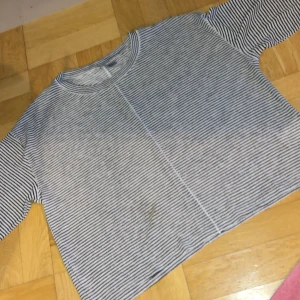 Fin stickad tshirt - Skön boxy fit Använd fåtal gånger i nyskick