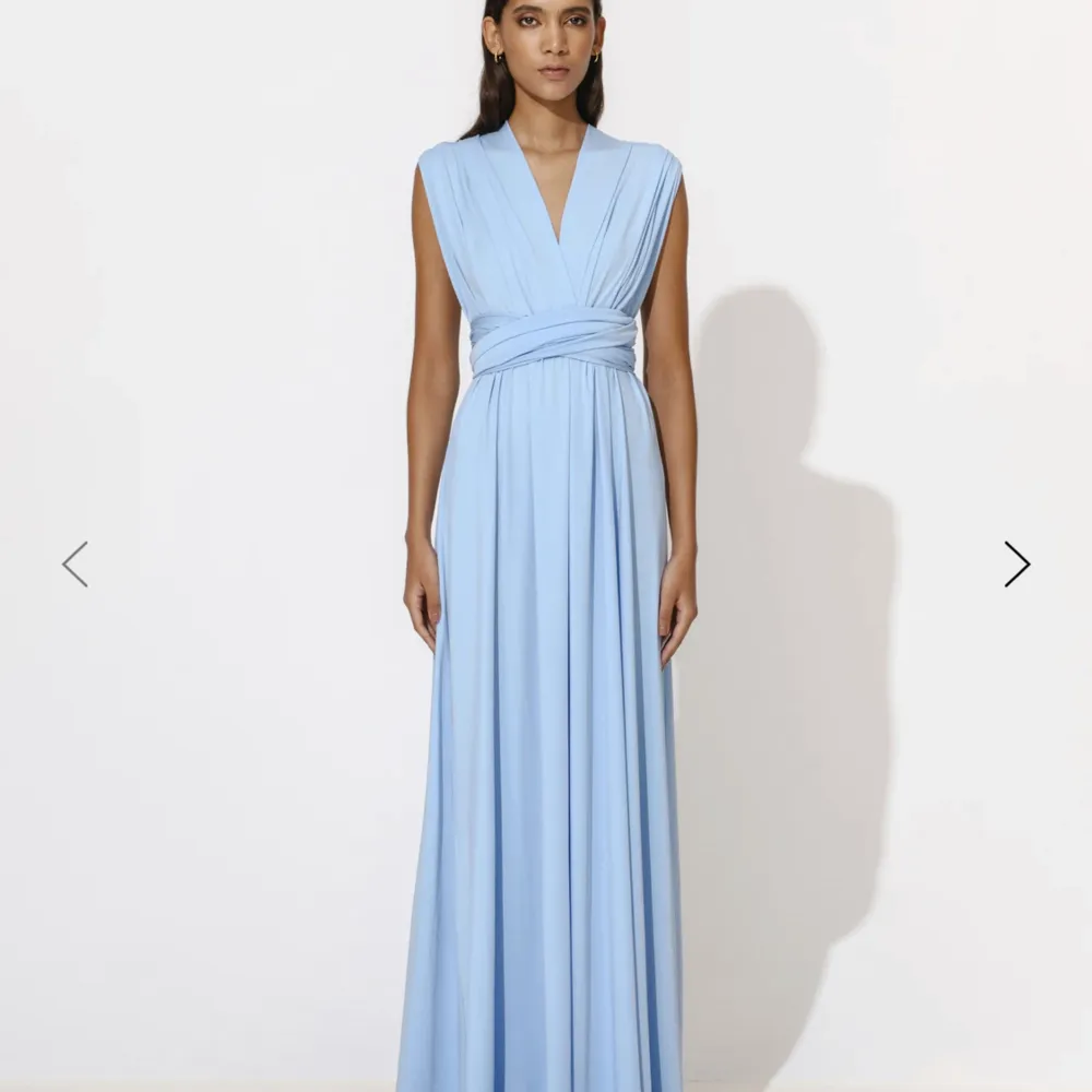 Säljer denna fina klänning från By malina. Klänningen är i en ljusare blåfärg än första bild. Klänningen har skönt material och kan bäras på flera olika sätt (bild 2) 🥰 ord pris 2499 :-. Klänningar.