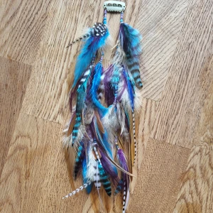 Hair clip med fjädrar - Hår extension med fjädrar.  Jag gör fjäderörhängen/hårfjädrar på beställning.  DM för beställning 😊