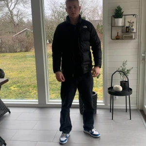 The north face dunjacka  - Dags att sälja min jacka, Storlek XL ungdom men passar perfekt på en vuxen med storlek S. Nypris 1750kr men säljer för 350, priset kan diskuteras! Jackan är mycket använd och har 2 små lagade skador på ena armen och magen som dock inte är tydliga. 