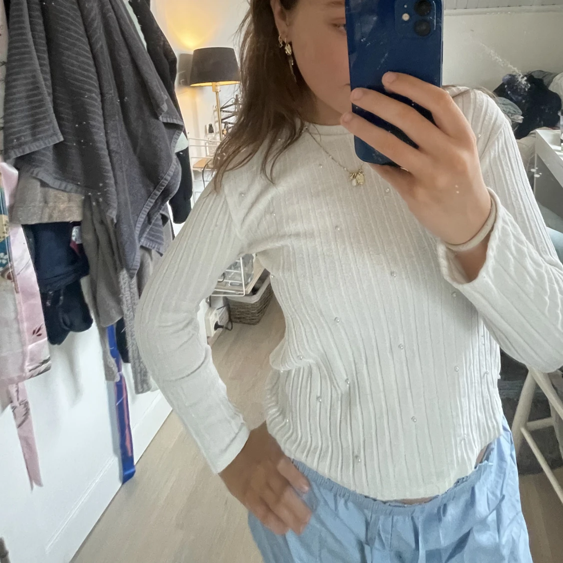 Vit tröja med pärlor