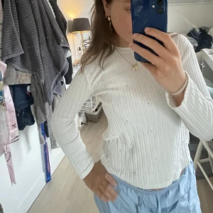 Vit tröja med pärlor - Superfin vit tröja med pärlor! Från Zara barnavdelning men passar XS❤️ 