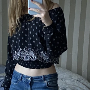 Svart Blus  - Super fin svart tunn blus från Kappahl, säljer endast då den inte kommer till användning. Storleken står i barnsstorlekar men motsvarar storlek S, tröjan är dock väldigt töjbart materiel och dem flesta kan förmidligen bära tröjan🫶🏼