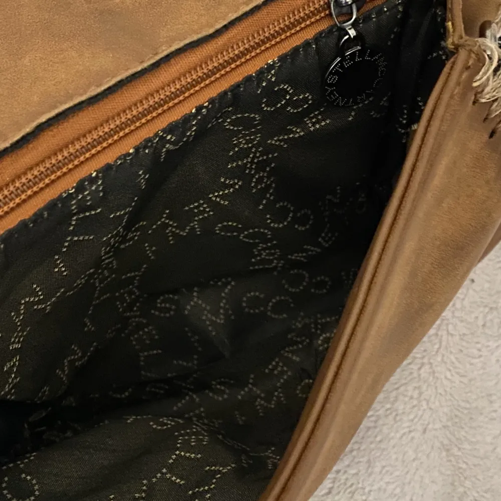 Äkta Stella McCartney väska i brun färg. Inte original kedjan och har små defekter inuti men absolut inget som syns så därför nedsatt pris.  Köpt för 7 000 kr.. Väskor.