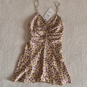 ZARA KLÄNNING - Ljuvlig klänning med blommor från ZARA med tunn underklänning. Material: Polyester. Utan anmärkning. Aldrig använd.