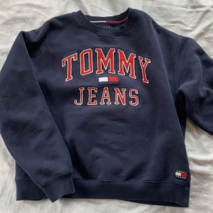 As snygg sweatshirt  - Snygg marinblå sweatshirt som har tjockt material och är litte oversize 