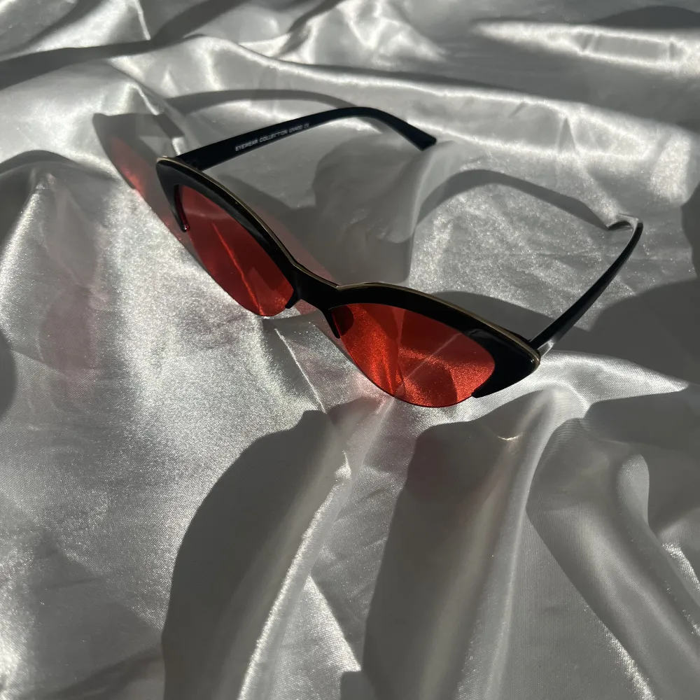 Super snygga solglasögon. Orange/rött glas och svarta bågar med guld detaljer. Oanvända, inga defekter. Betalningen via swish❤️. Accessoarer.