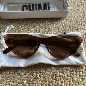 Chimi solglasögon #006   - Snyggaste chimibrillorna!! Endast testade, nypris 1200. Kommer i orginalförpackning med alla tillbehör som fodral mm. Modell #006 färg ”Coco” ☺️