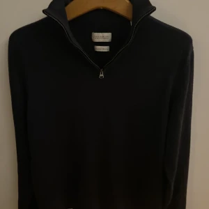 Stickad tröja THESE GLORY DAYS - Säljer mina två tröjor eftersom dom var för små. Använda ett par gånger men är som i nyskick. Köpta på volt i nk. Om du vill köpa en av tröjorna separat: Halvzip:500kr Round-neck:400kr, båda för 799kr. Tveka inte att fråga om du undrar något!