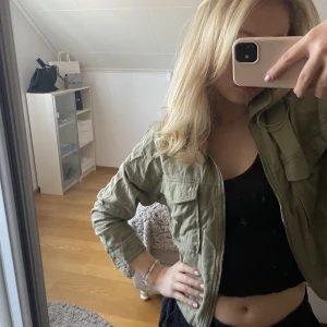 Grön jacka i linne 💚 - Supercool croppad jacka i linnematerial💚 köpt på zara o knappt använd 💚frakt tillkommer till priset som du som köpare betalar :) Bud är bindande!