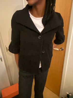 Trekvartsjacka - Trekvarts jacka med knappar 